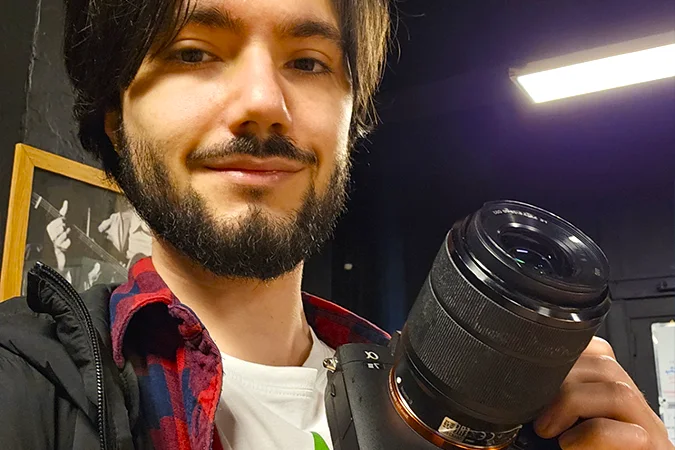 Inaki Marquina dans les locaux de FullTV avec un appareil photo